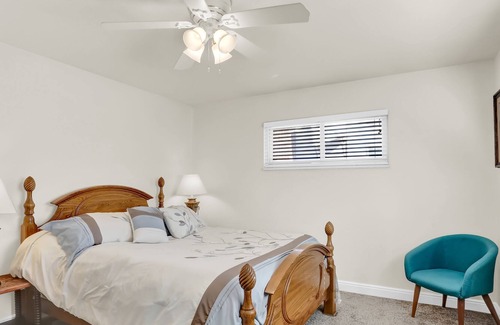 Highlands Casa | Charming Remodeled 3 Bedroom Home with Huge Yard Close to Parks and Shopping
