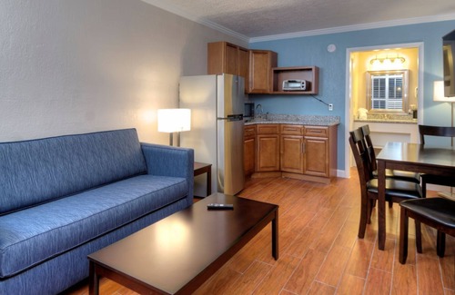 Melbourne Apartamento | Charming remodeled award winning hotel featuring 2 room suites.
