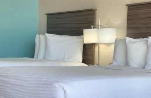 Melbourne Apartamento | Charming remodeled award winning hotel featuring 2 room suites.