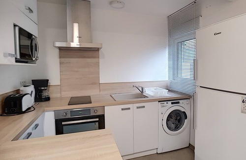 Lamalou-les-Bains Apartamento | Estudio renovado con terraza, cerca del centro y de los Thermes, acepta mascotas, Lamalou-les-Bains