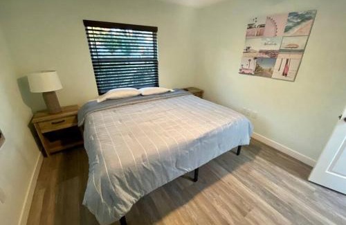 Gainesville Casa | Charming renovated home with jetted tub/king beds