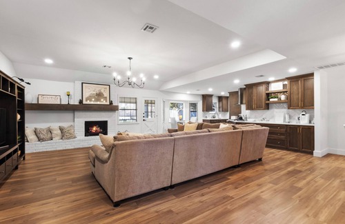 South Tulsa Casa | Charming & Renovated in S Tulsa Staycation or Long-Term Stays-Backs to Trails