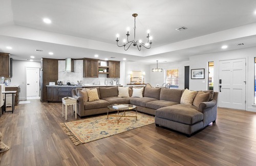 South Tulsa Casa | Charming & Renovated in S Tulsa Staycation or Long-Term Stays-Backs to Trails