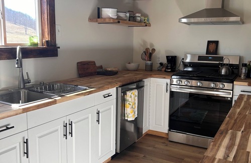 Mount Clare Casa | Charming Renovated Schoolhouse Retreat – 2BR + Office, Spacious Yard
