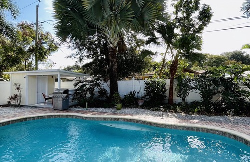 South Pinellas Community Council Casa | Charming Residential Home with heated outdoor pool, clean and cozy