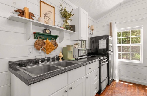 Blue Eye Cabina | Charming Retreat Near Dogwood Canyon, Thunder Ridge, and Branson Fun