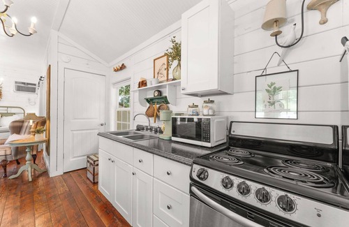 Blue Eye Cabina | Charming Retreat Near Dogwood Canyon, Thunder Ridge, and Branson Fun