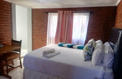 Bulawayo Casa | Charming Retreat with Spacious Rooms, Lush Garden, and Ideal for Group Stays