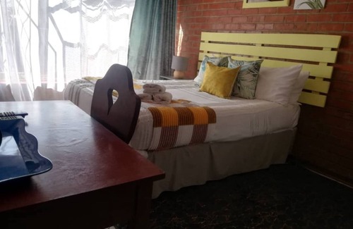 Bulawayo Casa | Charming Retreat with Spacious Rooms, Lush Garden, and Ideal for Group Stays