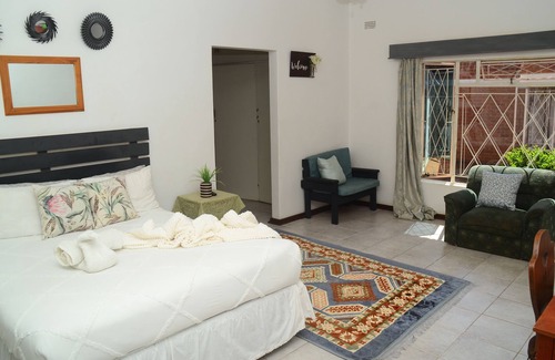 Bulawayo Casa | Charming Retreat with Spacious Rooms, Lush Garden, and Ideal for Group Stays