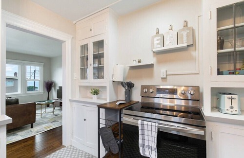West Seattle Apartamento | Charming Retro Modern Steps from the Beach