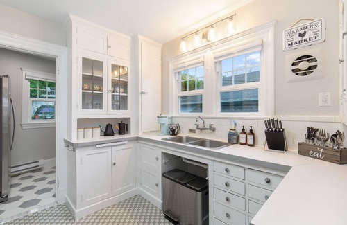 West Seattle Apartamento | Charming Retro Modern Steps from the Beach