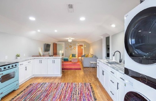 Albemarle Apartamento | Charming Retro & Stylishly Updated Mid-Century Apartment Retreat Near Downtown
