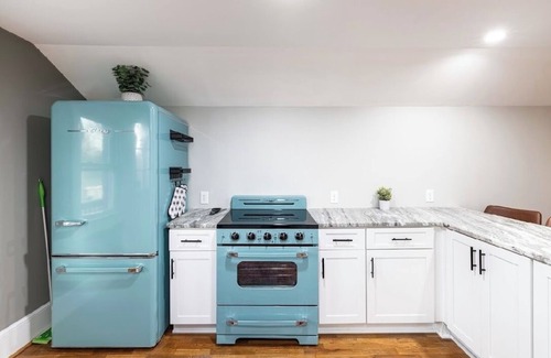 Albemarle Apartamento | Charming Retro & Stylishly Updated Mid-Century Apartment Retreat Near Downtown