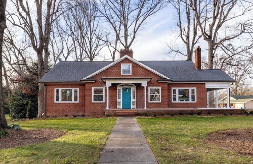 Albemarle Apartamento | Charming Retro & Stylishly Updated Mid-Century Apartment Retreat Near Downtown