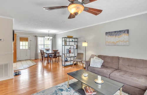 Sevierville Casa | Charming River Valley Hideaway 4 Bedroom Home by Redawning