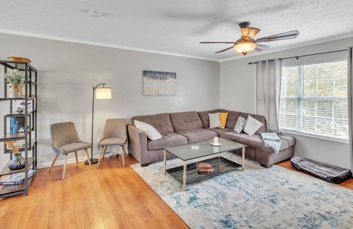 Sevierville Casa | Charming River Valley Hideaway 4 Bedroom Home by Redawning