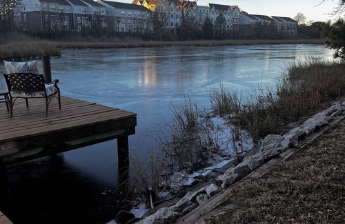 Norfolk Casa | Charming riverfront 1-bedroom house with WiFi, kitchenette, private deck.
