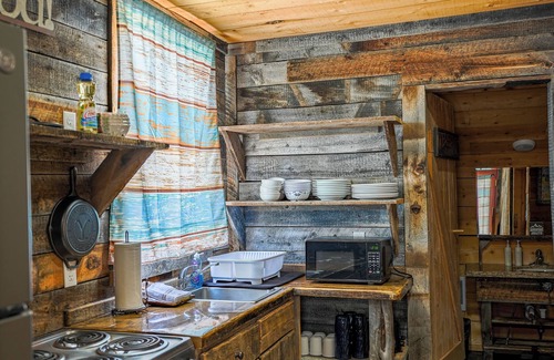 Dubois Cabina | Charming riverfront 2-bedroom cabin in enchanting Dubois with WiFi