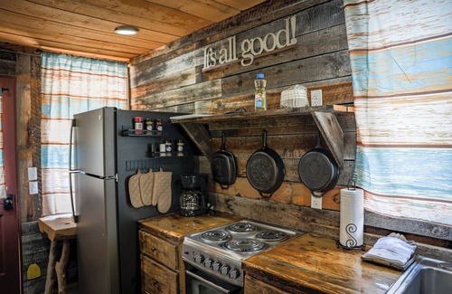 Dubois Cabina | Charming riverfront 2-bedroom cabin in enchanting Dubois with WiFi