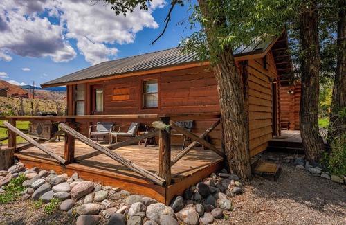 Dubois Cabina | Charming riverfront 2-bedroom cabin in enchanting Dubois with WiFi