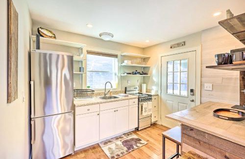 West Jefferson Casa | Charming Riverfront Cabin with Yard and Porch!