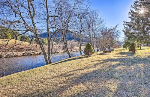 West Jefferson Casa | Charming Riverfront Cabin with Yard and Porch!