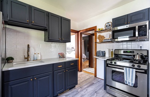 Milwaukee Casa | Charming Riverfront Home l 4 BR l King Beds I Free Parking I Outdoor Haven