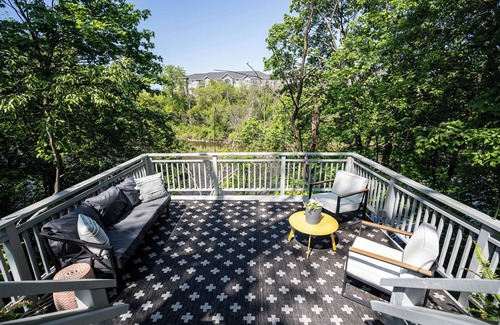 Milwaukee Casa | Charming Riverfront Home l 4 BR l King Beds I Free Parking I Outdoor Haven
