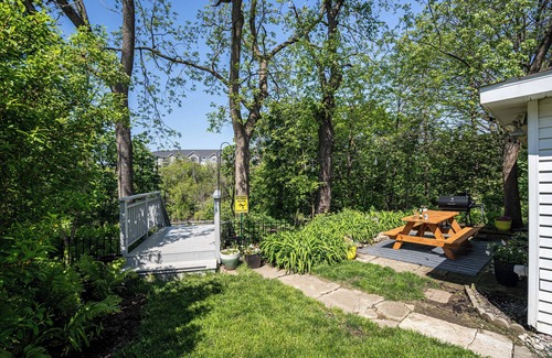 Milwaukee Casa | Charming Riverfront Home l 4 BR l King Beds I Free Parking I Outdoor Haven