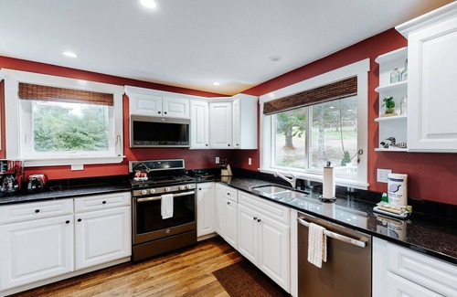 Rockwood Casa | Charming riverfront home with mountain views & private dock
