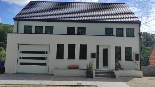 Hastiere Casa | Charming Riverside House with Jacuzzi and Gym
