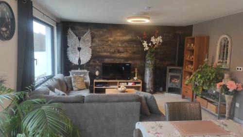 Hastiere Casa | Charming Riverside House with Jacuzzi and Gym