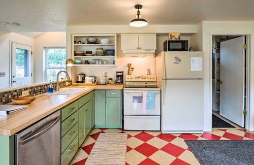 Rockaway Beach Cabaña | Charming Rockaway Beach House, Walk to Ocean!
