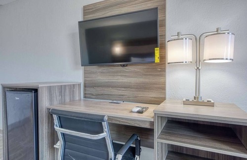 Revelo Hotel | Charming Room w/ Free Breakfast, Outdoor Pool, Close to Stearns Historic Sites