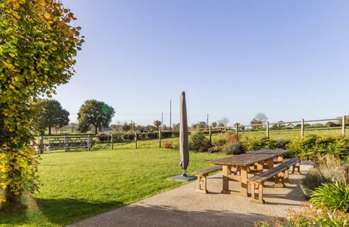 Le Guislain Cabaña | Casa rural con terraza y jardín cerca del Mont Saint-Michel, ideal para familias y amigos