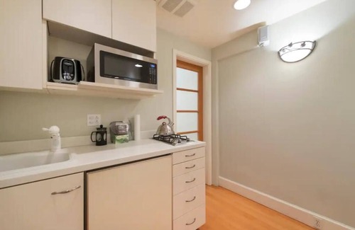 Russian Hill Apartamento | Charming Russian Hill Junior 1BR Basement Apt