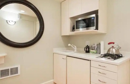 Russian Hill Apartamento | Charming Russian Hill Junior 1BR Basement Apt