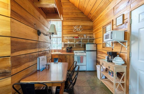Heber Springs Cabina | Charming & Rustic Cabin on the Little Red River!