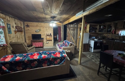 Madera Cabaña | Charming Rustic cottage in houtzdale not far from PSU State college Pennsylvania