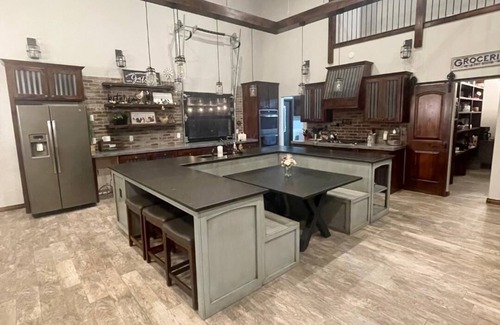 Cleveland County Casa | Charming Rustic/Modern Barndominium with HotTub near MW City, Tinker AFB, and OU