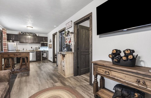 Branson Cabina | Charming Rustic Retreat - Hot Tub - Pool - Coffee - Fire Pit - 1 mile from SDC!