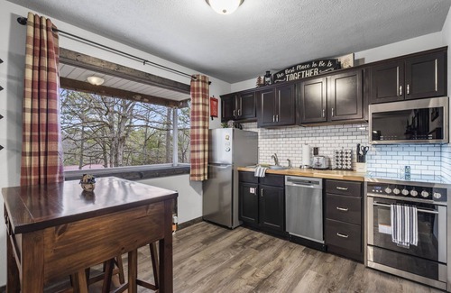 Branson Cabina | Charming Rustic Retreat - Hot Tub - Pool - Coffee - Fire Pit - 1 mile from SDC!