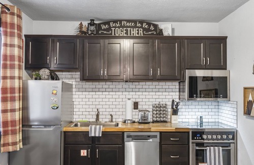 Branson Cabina | Charming Rustic Retreat - Hot Tub - Pool - Coffee - Fire Pit - 1 mile from SDC!