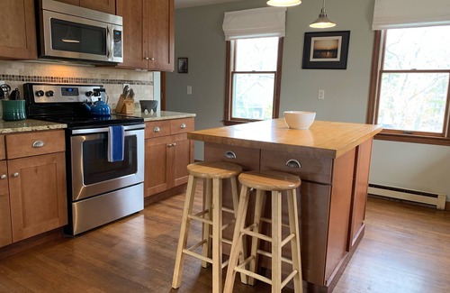 Vineyard Haven Casa | Charming salt box in quiet woodsy neighborhood - centrally located!