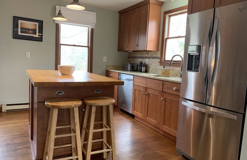 Vineyard Haven Casa | Charming salt box in quiet woodsy neighborhood - centrally located!