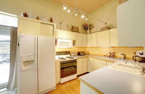 Saugatuck Apartamento | Charming Saugatuck Condo w/ Private Deck + Grill!