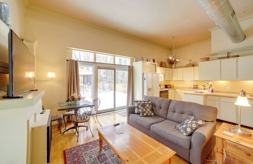 Saugatuck Apartamento | Charming Saugatuck Condo w/ Private Deck + Grill!