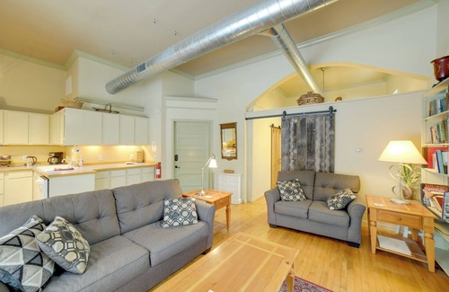 Saugatuck Apartamento | Charming Saugatuck Condo w/ Private Deck + Grill!