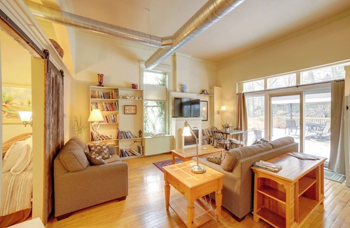 Saugatuck Apartamento | Charming Saugatuck Condo w/ Private Deck + Grill!
